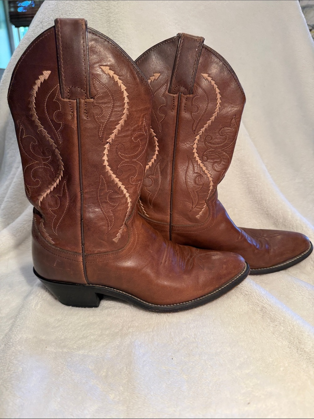 Justin Boots Brown Leather Western  Cowboy Boots with subtle gold/tan stitching